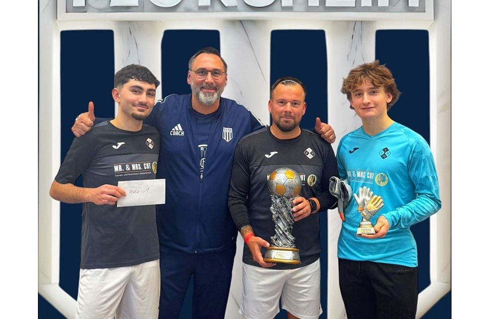 Der SV 09 Hofheim ist Sieger des Flörsheimer Hallen-Supercups. Hier werden drei Hofheimer vom Flörsheimer Turnierorganisator Zafer Kurban geehrt.