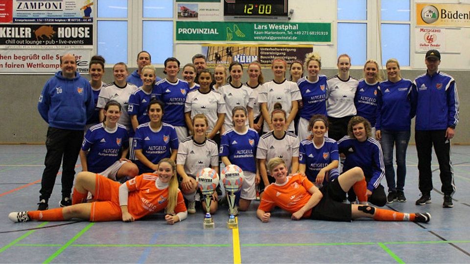 Fest in Freudenberger Hand war die Fußball-Hallen-Kreismeisterschaft der Frauen in Netphen. Die erste Mannschaft (weiße Trikots) gewann das Endspiel gegen die eigene Zweitvertretung (blaue Trikots) mit 3:0. Foto: pm