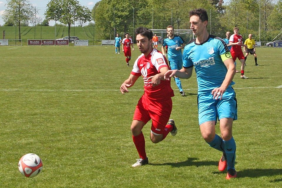 Nico Gröb vom FC Königsbrunn (rotes Trikot) lieferte sich rassige Zweikämpfe mit Fabian Pfahl. 