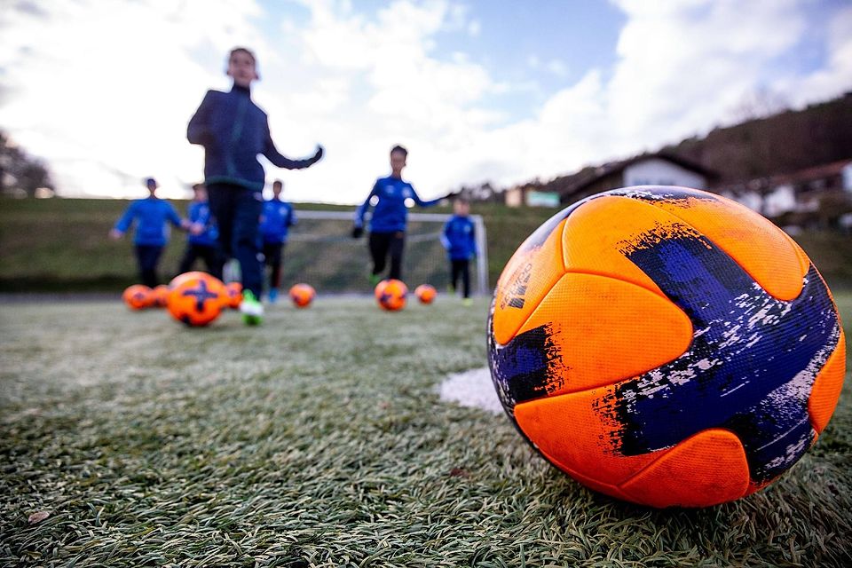 Ran an den Ball: Der Freistaat Bayern will Kinder nach langer Corona-Pause wieder zum Sport bringen.