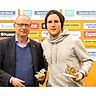 Bester Spieler: Michael Hohnstedt nimmt die Auszeichnung  der Schleswiger Stadtwerke von Peter Clausen (l.) entgegen.