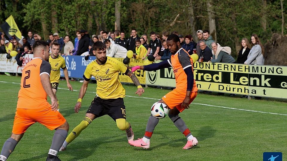 Der SV Perkam (gelbe Trikots) ließ in Runde eins der SpVgg Straubing keine Chance und kann weiter auf den Kreisliga-Klassenerhalt hoffen.