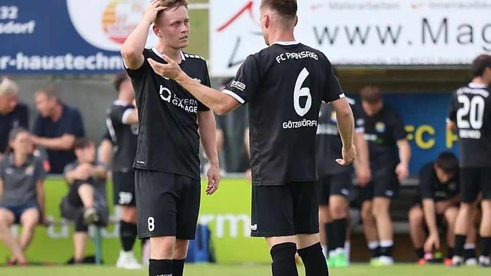 Tim Greifenegger (links) vom Bayernligisten FC Pipinsried.