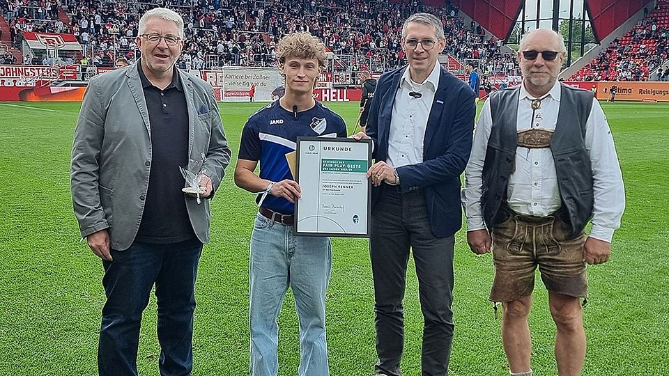 Von links: Bezirksvorsitzender Thomas Graml, der geehrte Joseph Renner, BFV-Vizepräsident Jürgen Pfau und Schiedsrichter Christian Büchner.