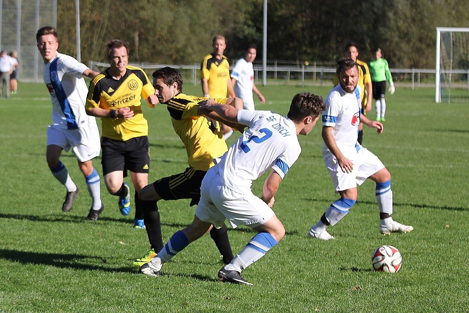 Die Sportfreunde Lorch (weiße Trikots) waren gegen den SV Waldhausen über weite Strecken spielbestimmend, mussten jedoch am Ende eine bittere 0:3-Heimniederlage einstecken.	(Foto: UR)