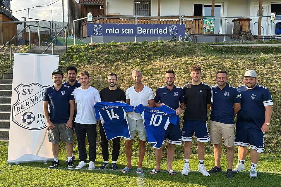 Von links nach rechts: Sportlicher Leiter Andreas Vaitl, Sportvorstand Thomas Fellinger, Co-Spielertrainer Valentin Ketzer, Co-Spielertrainer Gökay Gönel, Chefcoach Norbert Kammerl, Co-Spielertrainer Ralph Fellinger, Tormanntrainer Moritz Zacher, Finanzvorstand Benedikt Biller, Orga-Vorstand Michael Wurzer 