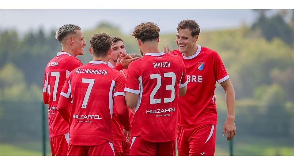 Freude pur: Die Spielertraube des TSV Steinbach II bejubelt im Spiel gegen den TuS Hornau ihren nächsten Treffer und Tabellenrang eins, v. l. Marcel Kuhlmann, Kim Bellinghausen, Benit Dinaj, Kevin Luca Gleissner und Maik Diede. © Jonathan Ortmann