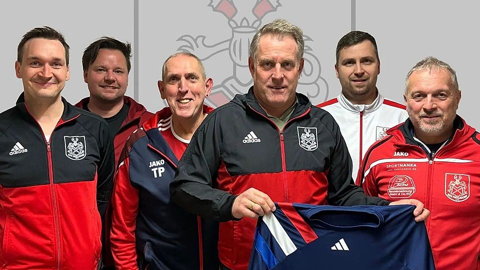 Die Vereinsführung des SSV Paulsdorf freut sich auf den neuen Trainer Oliver Ruschitzka-Stigler (Dritter von rechts). Von links: 3. Vorstand Thomas Aschenbrenner, kommender Spartenleiter Jochen Niering, Teammanager Thomas Ponath, aktueller Spartenleiter Markus Schäffer und 1. Vorstand Hans-Jürgen Hammer.