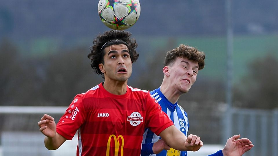 „Es ist eine Kopfsache“: Muhammed Al Bayati (FC Wallbach, vorne) gegen Niklas Schickle vom SV Schopfheim, der 1:0 gewann.  | Foto: Gerd Gründl