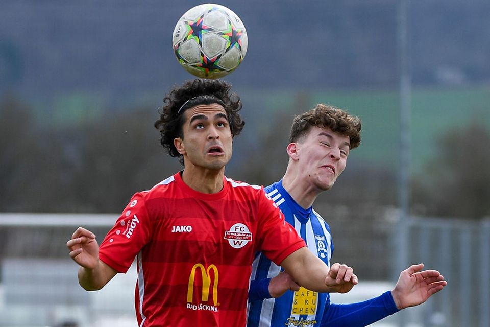 „Es ist eine Kopfsache“: Muhammed Al Bayati (FC Wallbach, vorne) gegen Niklas Schickle vom SV Schopfheim, der 1:0 gewann.  | Foto: Gerd Gründl