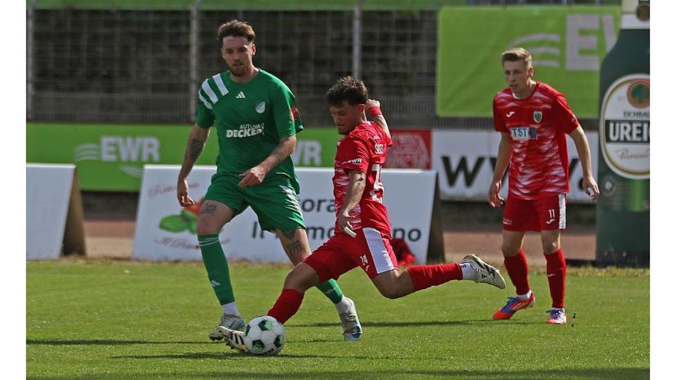 Zerrung oder gar Muskelfaserriss: Wormatia-Youngster Vasileios Siontis, hier im Heimspiel gegen Sandro Kempf, (SV Auersmacher) fehlt den Wormser in Koblenz: Rechts: Nico Jäger.	Foto: Christine Dirigo/pakalski-press - Archiv 
