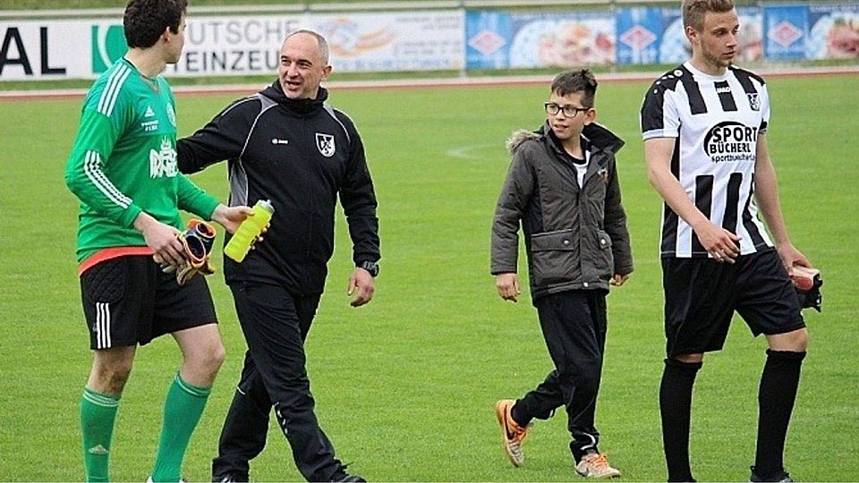 Nach erfolgreichem Wirken stellt Wolfgang Stier (Zweiter von links) am Saisonende seinen Trainerposten beim Landesligisten 1. FC Schwarzenfeld zur Verfügung. F: Harmsen