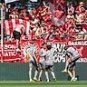Der SSV Jahn Regensubrg feiert einen Kantersieg gegen Viktoria Köln.