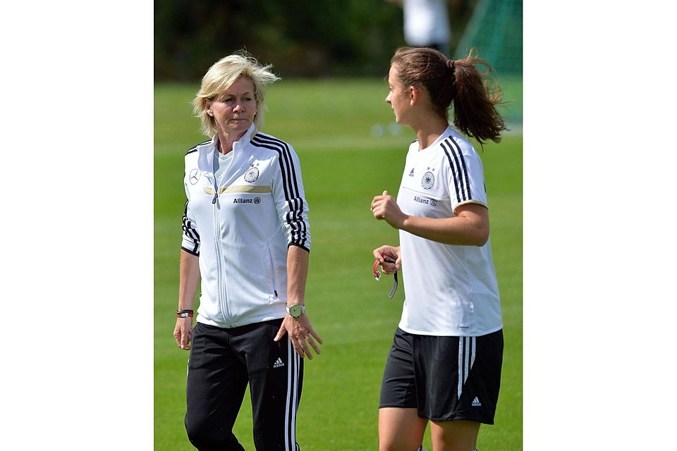 Die DFB-Frauen um Trainerin Silvia Neid (l.) und der Ebermannsdorferin Sara Däbritz (r.) sind im Juli in Regensburg zu Gast. Foto: dpa