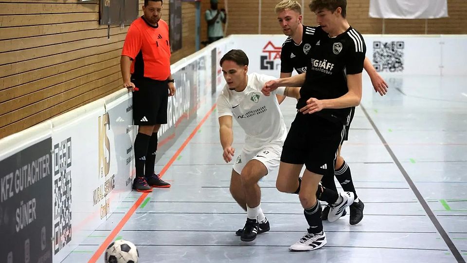 Torjäger unter sich: Noel Schywalski (links) von der TSG Planig und Aurel Rech (vorne rechts) vom FC Schmittweiler/Callbach kämpfen um den Ball.