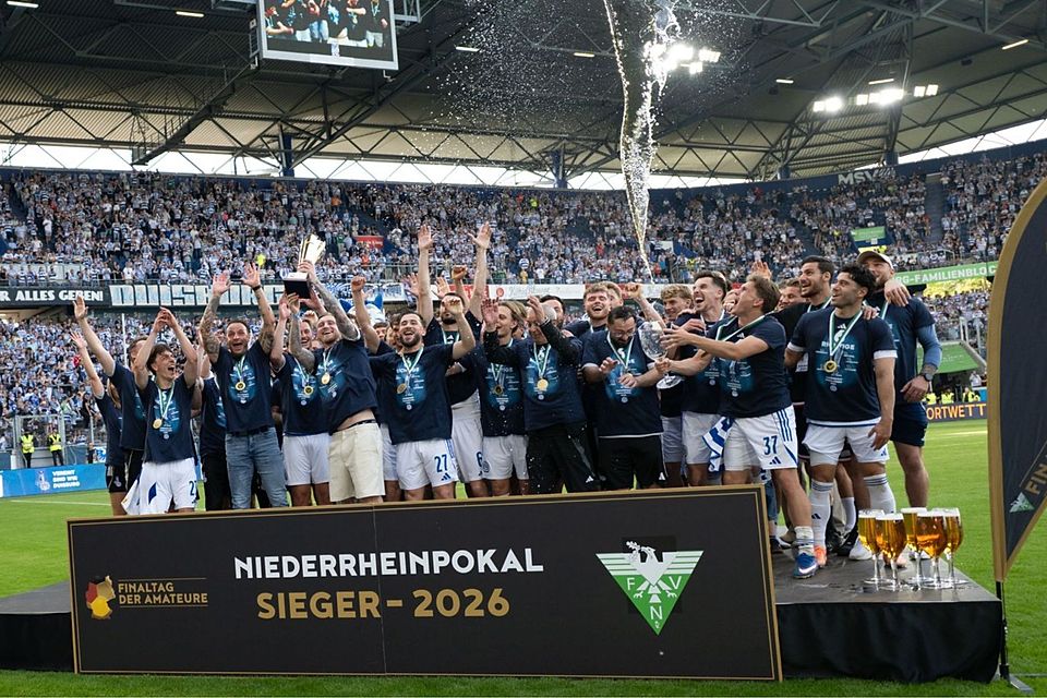 Der MSV Duisburg feiert den Gewinn des Niederrheinpokals. Der MSV Duisburg feiert den Gewinn des Niederrheinpokals.