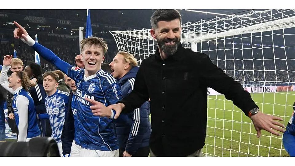 Zusammen mit Trainer Miron Muslic (r.) feiert der Herborner Paul Pöpperl den Sieg des FC Schalke 04 gegen Fortuna Düsseldorf. © IMAGO/Team 2
