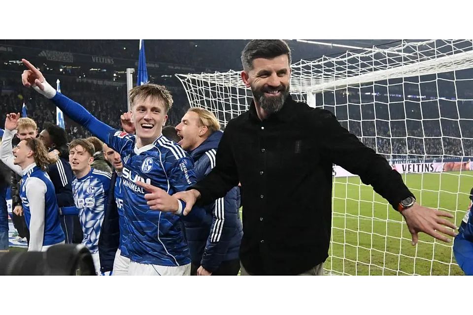 Zusammen mit Trainer Miron Muslic (r.) feiert der Herborner Paul Pöpperl den Sieg des FC Schalke 04 gegen Fortuna Düsseldorf. © IMAGO/Team 2