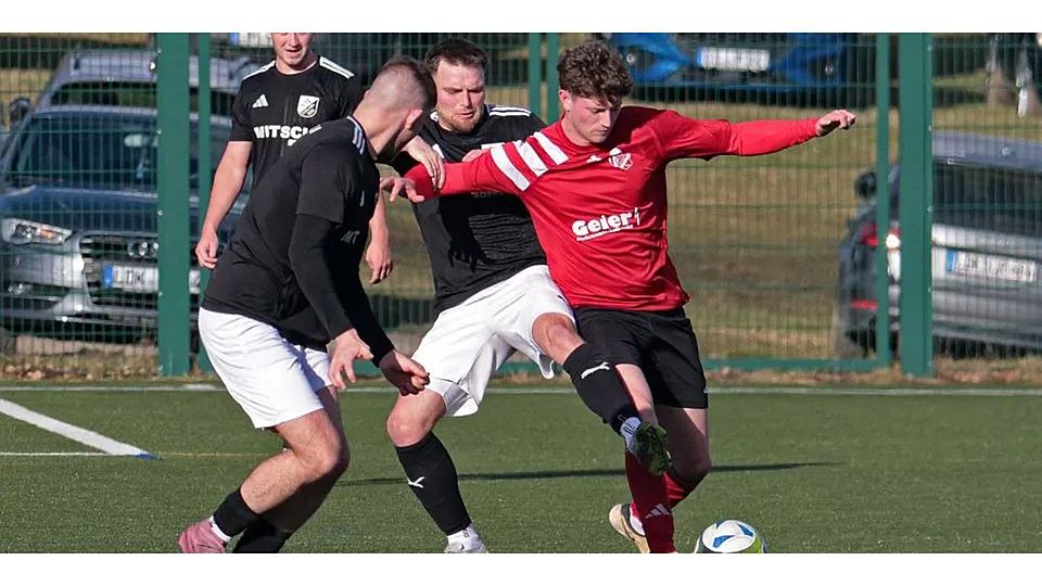 Kaum ein Durchkommen für Sinn/Hörbach (v. re.): SG-Akteur Jakob Koch wird von den Fellerdillnern Christopher Friedrich udn Lukas Mester gestellt. © Lorenz Pietzsch