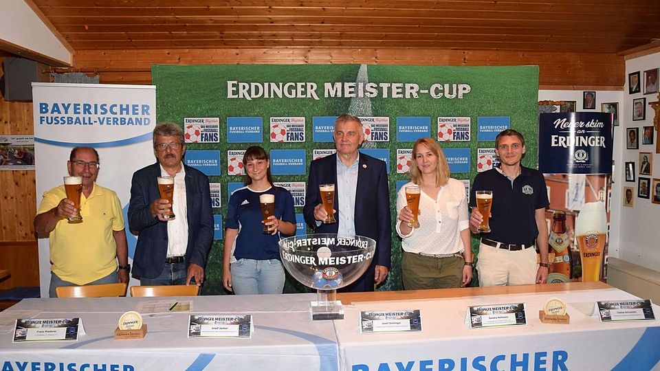 Die Endrundegruppen für den ERDINGER Meister-Cup stehen fest! Von links nach rechts: Franz Riederer (1. Vorsitzender FC Moosburg), Josef Janker (Verbandsspielleiter Bayerischer Fußball-Verband), Verena Riederer (FC Moosburg), Josef Dollinger (1. Bürgermeister Moosburg an der Isar & Schirmherr), Sandra Hofmann (Vorsitzende des Verbands-Frauen- und Mädchenausschuss Bayerischer Fußball-Verband) und Tobias Schneider (Pressestelle ERDINGER Weißbräu)