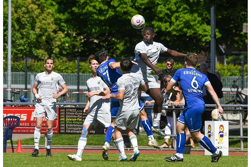 Stark im Sturm: Tahrek Bako (Mitte), der den 1:2-Anschlusstreffer für Teveren erzielt.