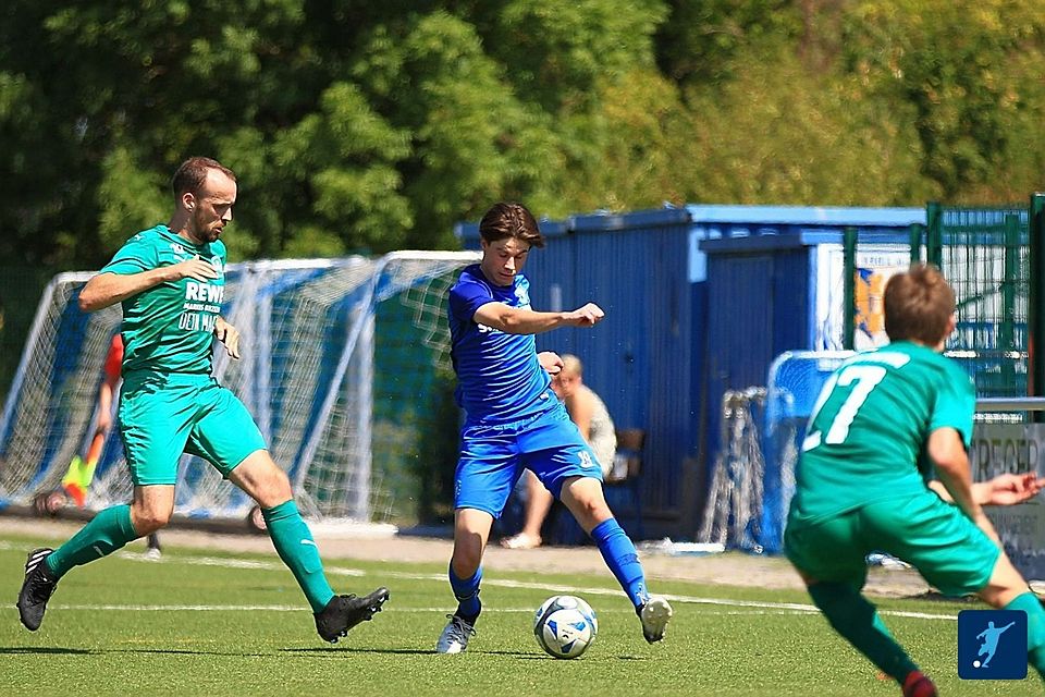 Philipp Gröhl (blau) und der TSV Gau-Odernheim II fahren gegen den SV Klein-Winternheim drei wichtige Punkte im Abstiegskampf ein. 