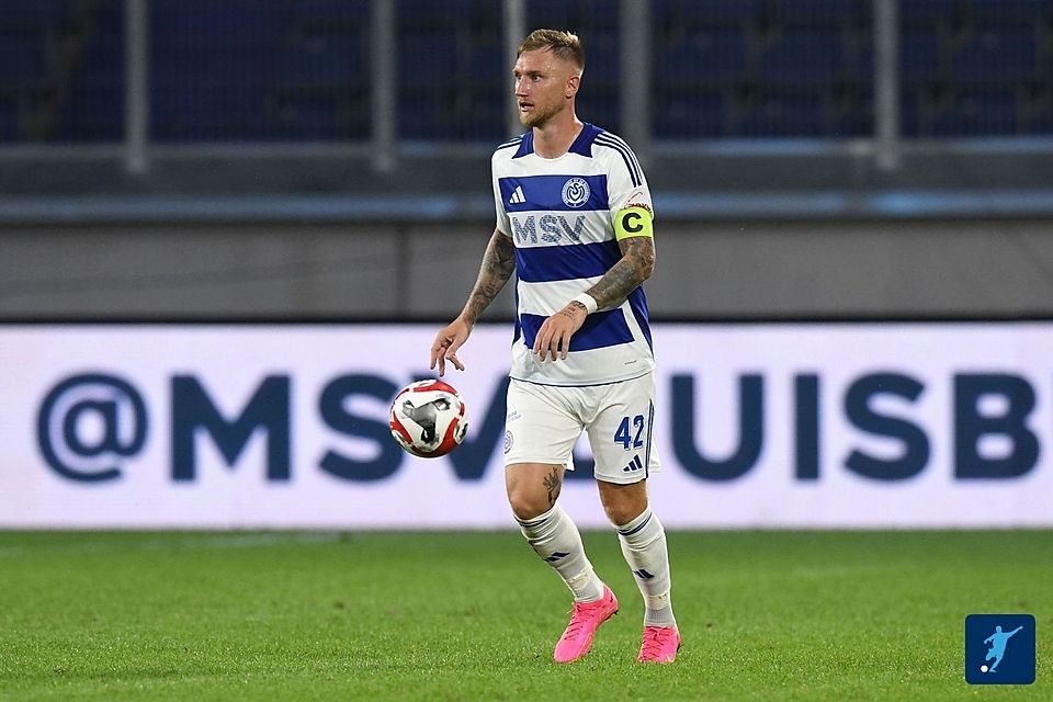 Alexander Hahn führt den MSV Duisburg als Kapitän auf das Feld.