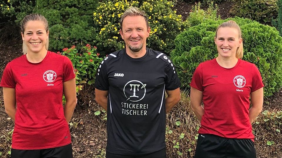 Irek Kotula, der neue Trainer der Wiltinger Fußballdamen, wird von den Abteilungsleiterinnen Anna Althammer (links) und Maria Laubmeier eingerahmt.