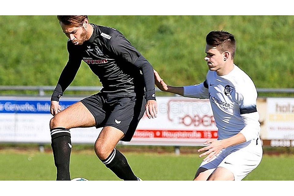 Jonas Gottwald (links, hier im Duell mit Kemptens Raphael Messlang) war der Unglücksrabe bei der Kissinger 0:2-Niederlage. Ihm unterlief ein Eigentor und er wurde mit Rot vom Platz gestellt.  Foto: kolbert-press