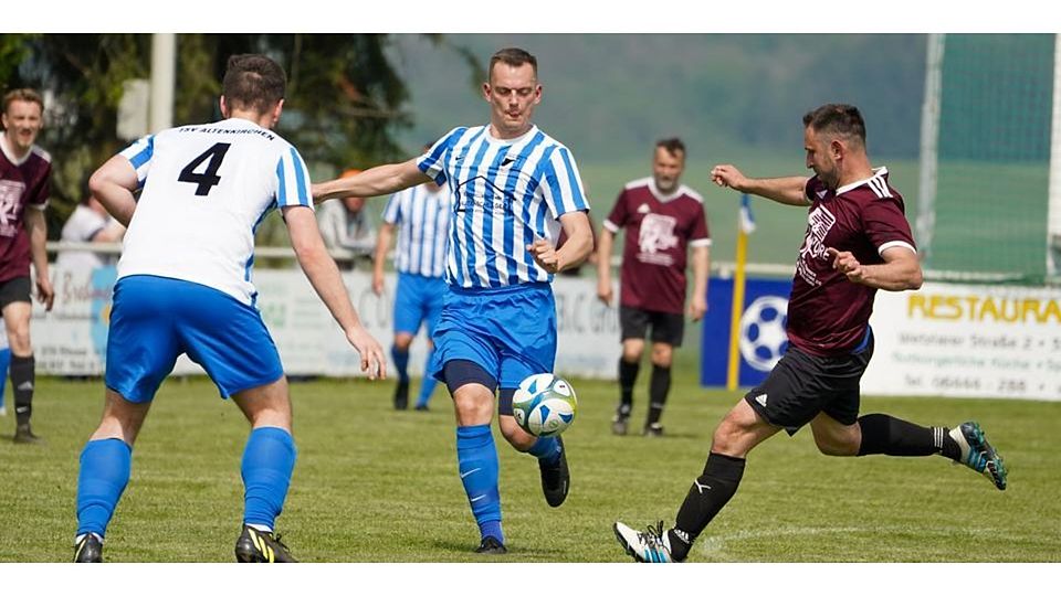 Paul Buchmann (r.) bringt die SG Bissenberg/Leun/Tiefenbach in der Fußball-Relegation zur C-Liga gegen den FC Burgsolms III mit 1:0 in Führung, am Ende teilen sich die beiden Mannschaften aber die Punkte. (Archivbild) © Isabel Althof