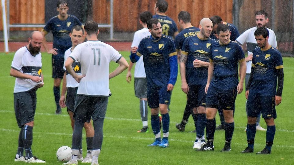 Die Fußballer des SC Malching (in Blau).