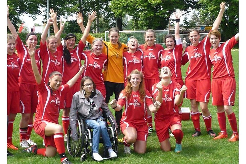 Freuen sich über den Aufstieg in die Verbandsliga. Die Kickerinnen der zweiten Frauenmannschaft des TSV Crailsheim. Privatfoto