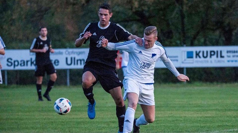 Der FC Schelklingen/Alb (l.) setzte sich am Donnerstagabend im Nachholspiel in Öpfingen mit 4:1 durch. SZ-Foto: mas
