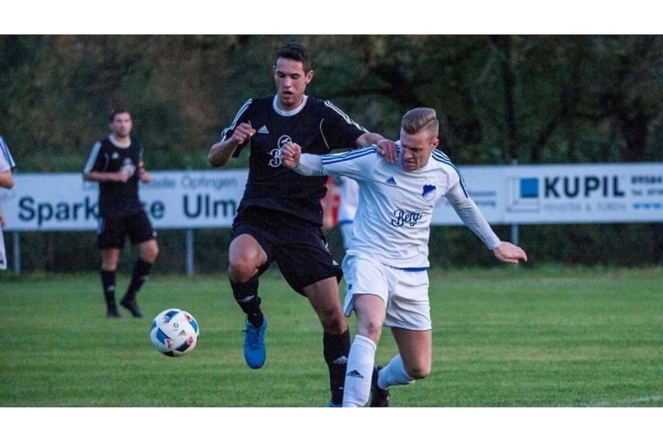 Der FC Schelklingen/Alb (l.) setzte sich am Donnerstagabend im Nachholspiel in Öpfingen mit 4:1 durch. SZ-Foto: mas