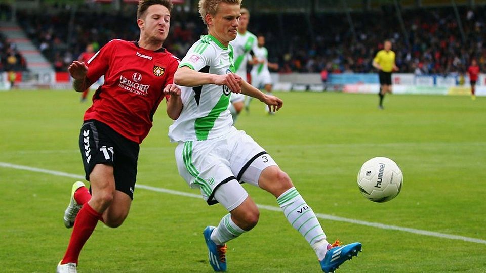 Spielte in der Relegation zur 3. Liga mit dem VfL Wolfsburg II gegen die SG Sonnenhof Großaspach: Dan-Patrick Poggenberg (rechts). 