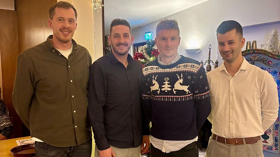 Michael Kern (zweiter von links) und Michael Schefszik (zweiter von rechts) bleiben über den Sommer hinaus Spielertrainer des FC Tittling