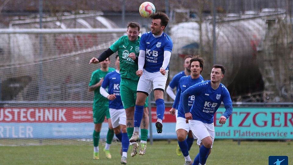 Mit dem 3:0 gegen den TuS Rosenberg (in Blau-Weiß) hat der 1. FC Rieden (in Grün) Platz 2 erobern können.