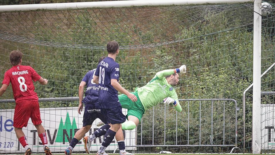 Wieder schlägt es im 1. FC-Gehäuse ein: Philipp Zimmerer erzielt das 2:1 gegen Torwart David Salcher.