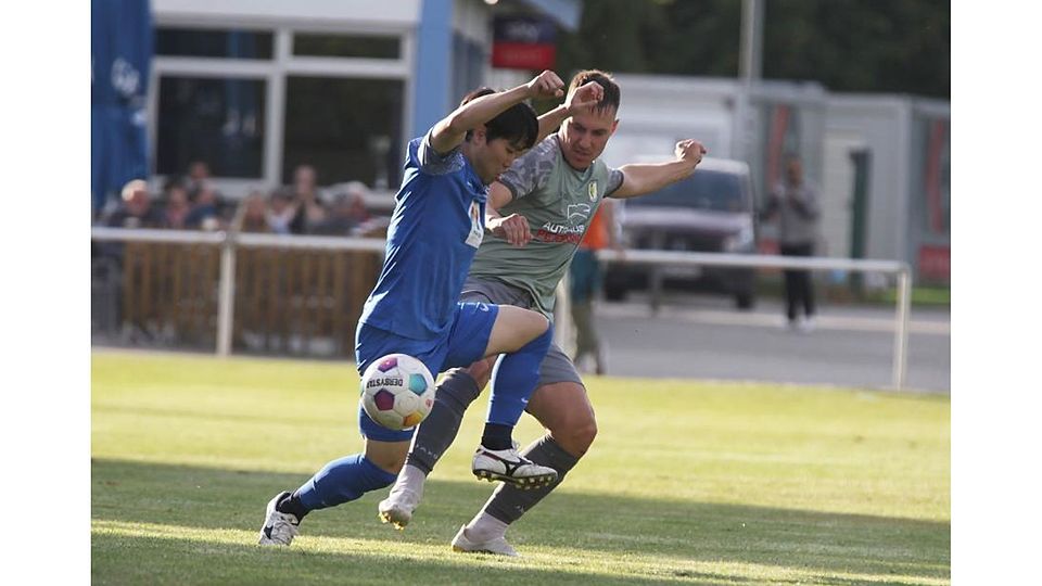 Trafen sich zuletzt auch schon in einem Vorbereitungsspiel: Der Gau-Odernheimer Noah Juricinec (rechts) und Yoshiki Watai vom SV Gonsenheim. Archivfoto: Axel Schmitz/pakalski-press