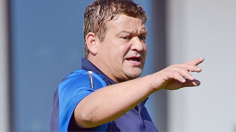 Hat den Kampf um den Aufstiegs-Relegationsplatz noch längst nicht aus den Augen verloren: Burgheims Coach Harry Grimm, der mit seiner Mannschaft am Sonntag beim SV Feldheim antritt.  Foto: Xaver Habermeier