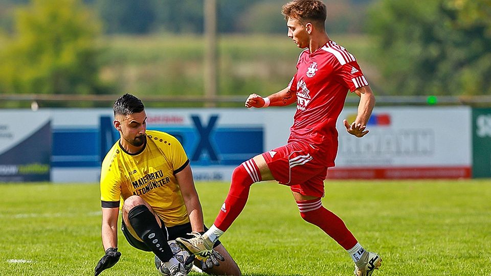 Erzielte den zwischenzeitlichen 1:1-Ausgleich: Burgheims Offensiv-Akteur Luca Manhart (rechts).