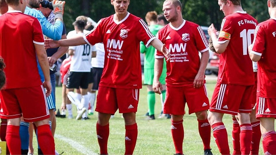 Alles hört weiter auf sein Kommando: Finsings Spielertrainer Thomas Eckmüller (M.), der mit seiner Bezirksliga-Truppe derzeit auf Platz vier liegt, hat seinen Vertrag um eine weitere Saison verlängert.  CHRISTIAN RIEDEL
