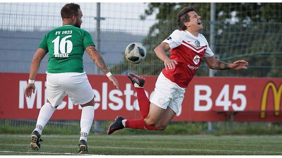 Foul von Marco Heusel (links, FV Mümling-Grumbach II) an Jens Bendel. Die gastgebenden Günterfürst sind beim 5:0 aber kaum zu stoppen.