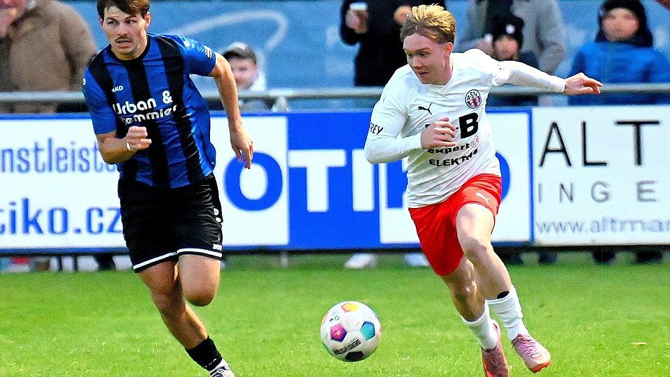 Für die SpVgg SV Weiden (links Michael Lummer) gilt es, die Schaltkreise des Chamer Ausnahmetalents Konstantin Landstorfer (rechts) einzuengen.