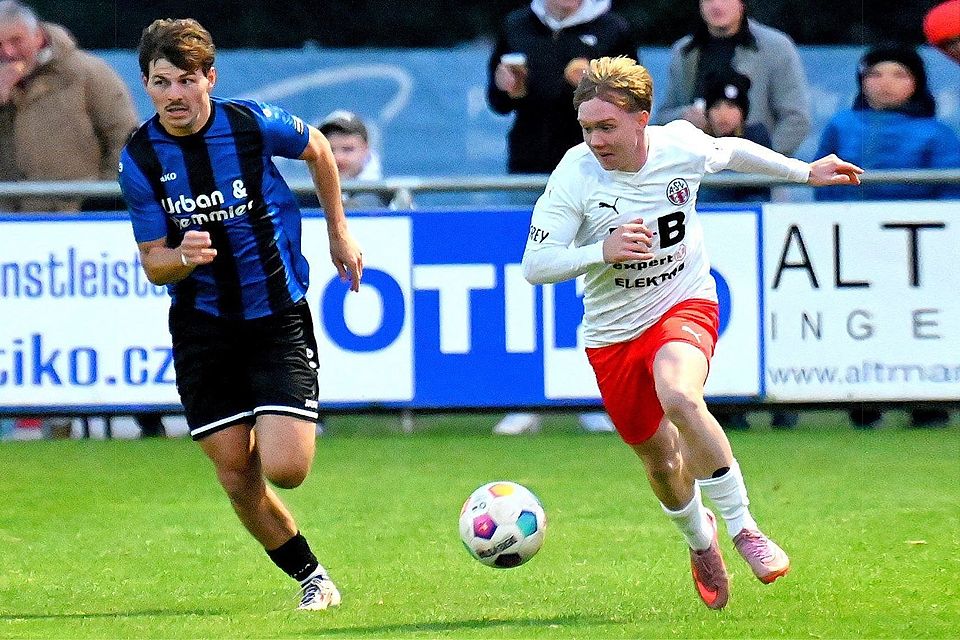 Für die SpVgg SV Weiden (links Michael Lummer) gilt es, die Schaltkreise des Chamer Ausnahmetalents Konstantin Landstorfer (rechts) einzuengen.