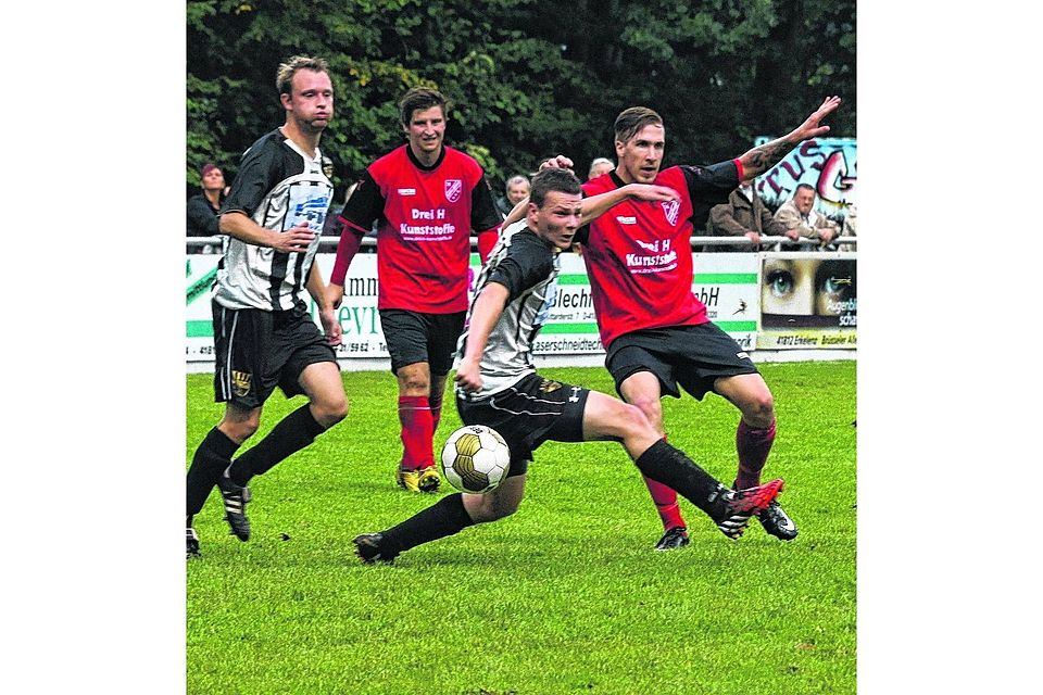 Germania Kückhoven ? mit Christian Körfer (rechts) und Matthias Gorka ? möchte in der Bezirksliga auch Tabellenführer Oidtweiler schlagen. Foto: Royal