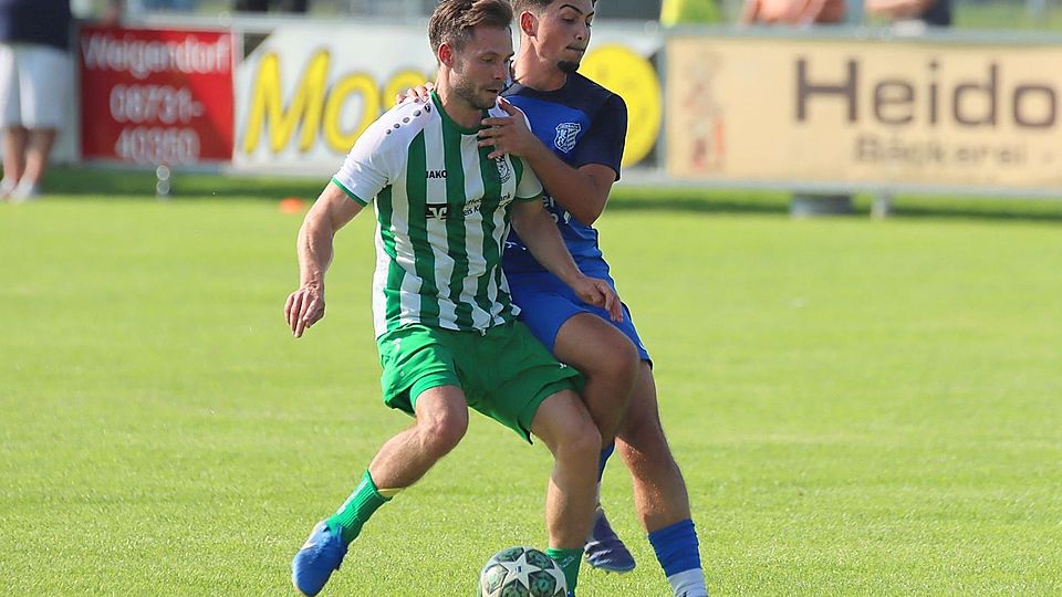 Sechs Tore und drei Assists in einem Spiel: Bad Abbachs Landesliga-Coach Simon Sigl (links) lieferte im Dress der 2. Mannschaft mal so richtig ab.