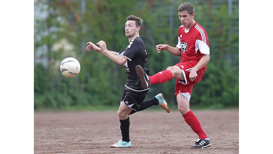 Pokalduell auf Hartplatz: Der Saulheimer Jonas Kleinschmitt (schwarzes Trikot) kommt gegen Langenlonsheims Marcel Filomela zu spät.