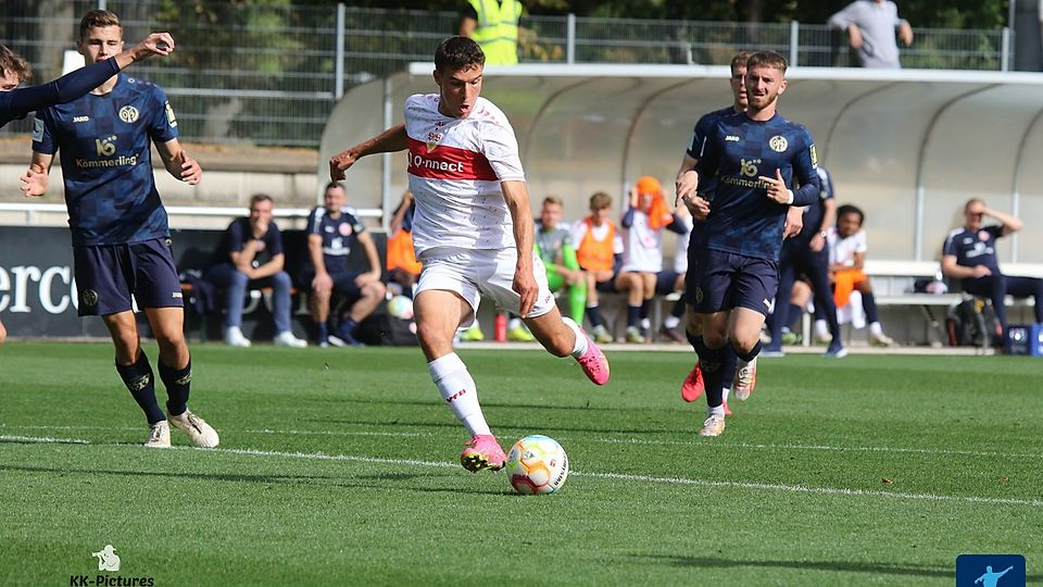 Gegen den VfB Stuttgart II ist die Zweitvertretung des FSV Mainz 05 (in blau) stets einen Schritt zu spät.