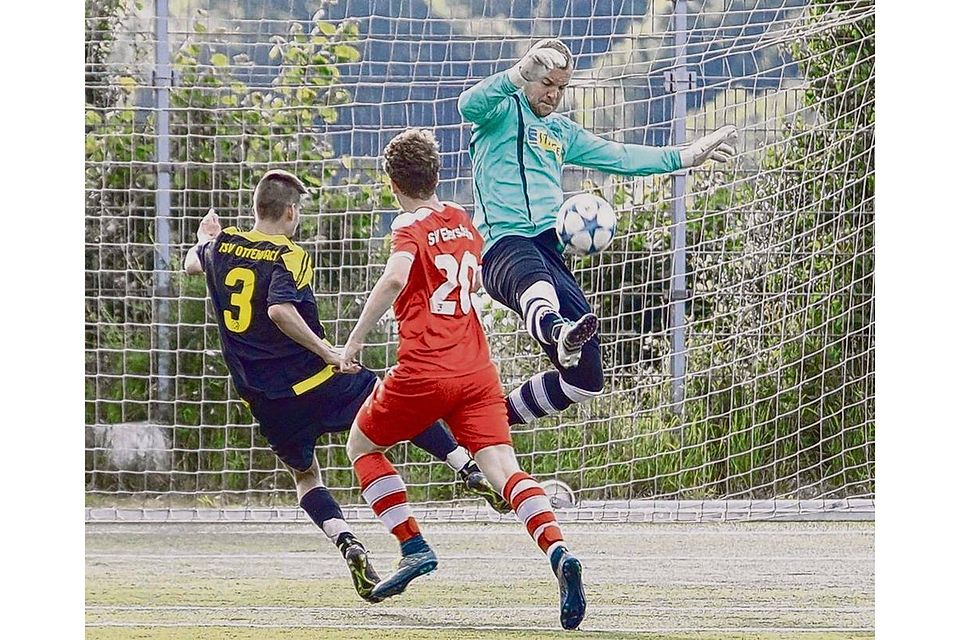 SVE-Keeper Maximilian Lewke klärt gegen Ottenbachs Jens Liebig (Nr. 3). Am Ende aber gewann der TSV. Foto: Cornelius Nickisch